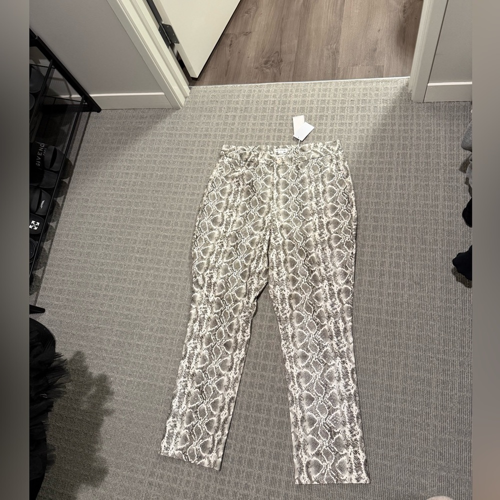 Good American Gray and White Snake Print Cropped Pants